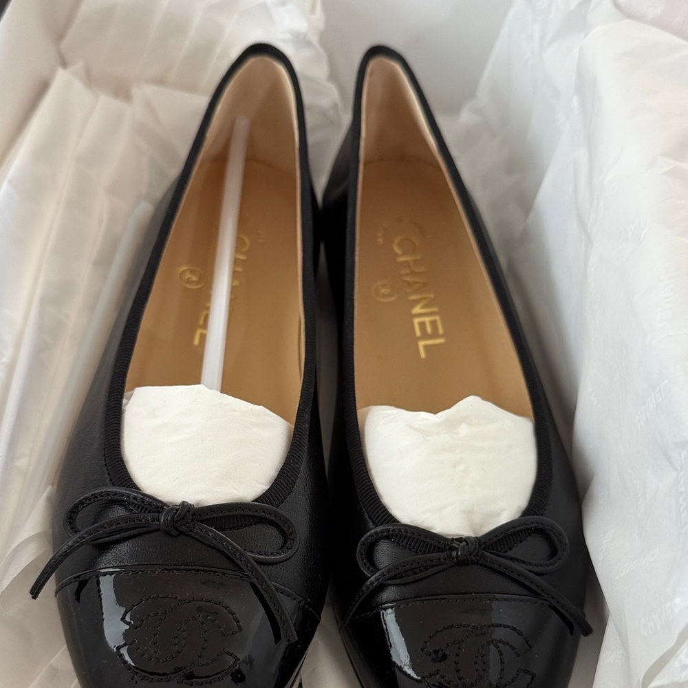 CHANEL Black  Leather Flats with Bow NWT